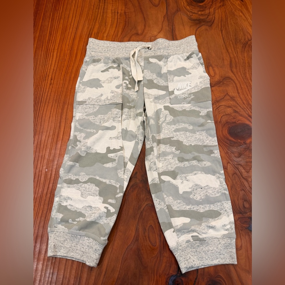 Nike Girl’s Sportswear Vintage Camo Grey Bone Capri Pants Medium SPTCAS